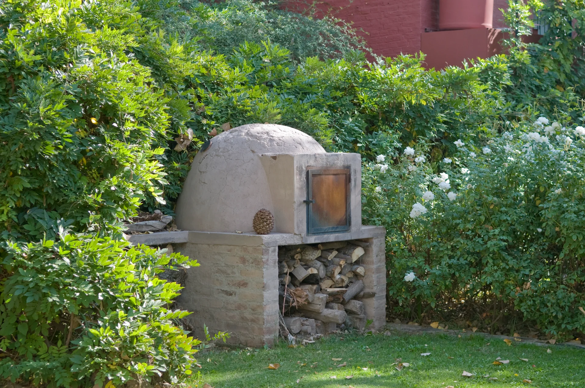 El horno de barro en el jardín