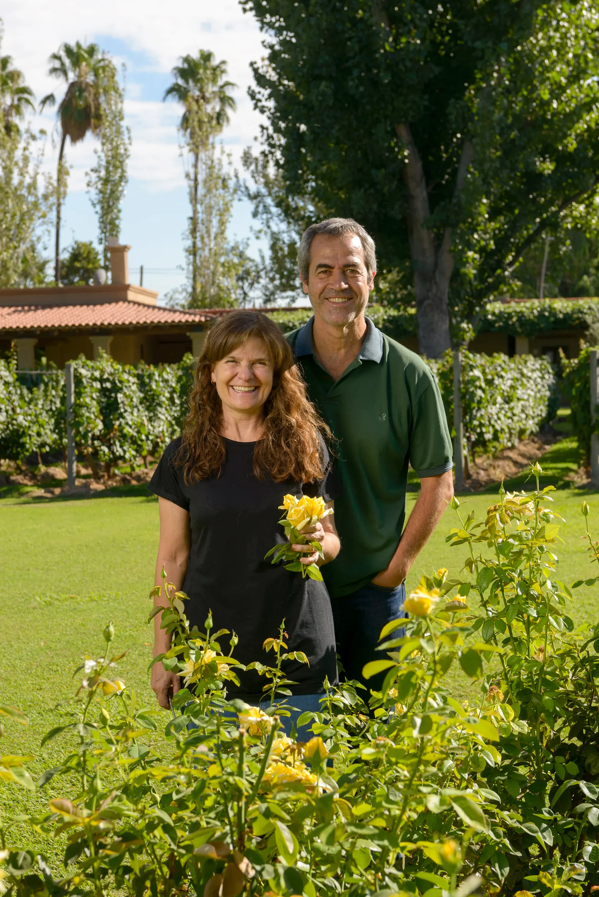 Julia y Javier en el rosedal que plantaron