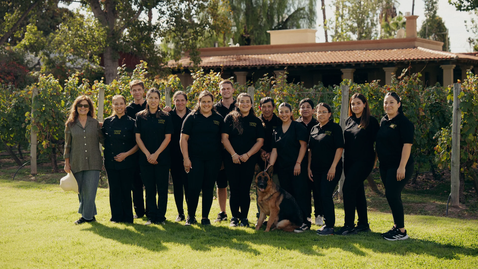 A equipe da Finca Verde Oliva, junto ao vinhedo da propriedade.