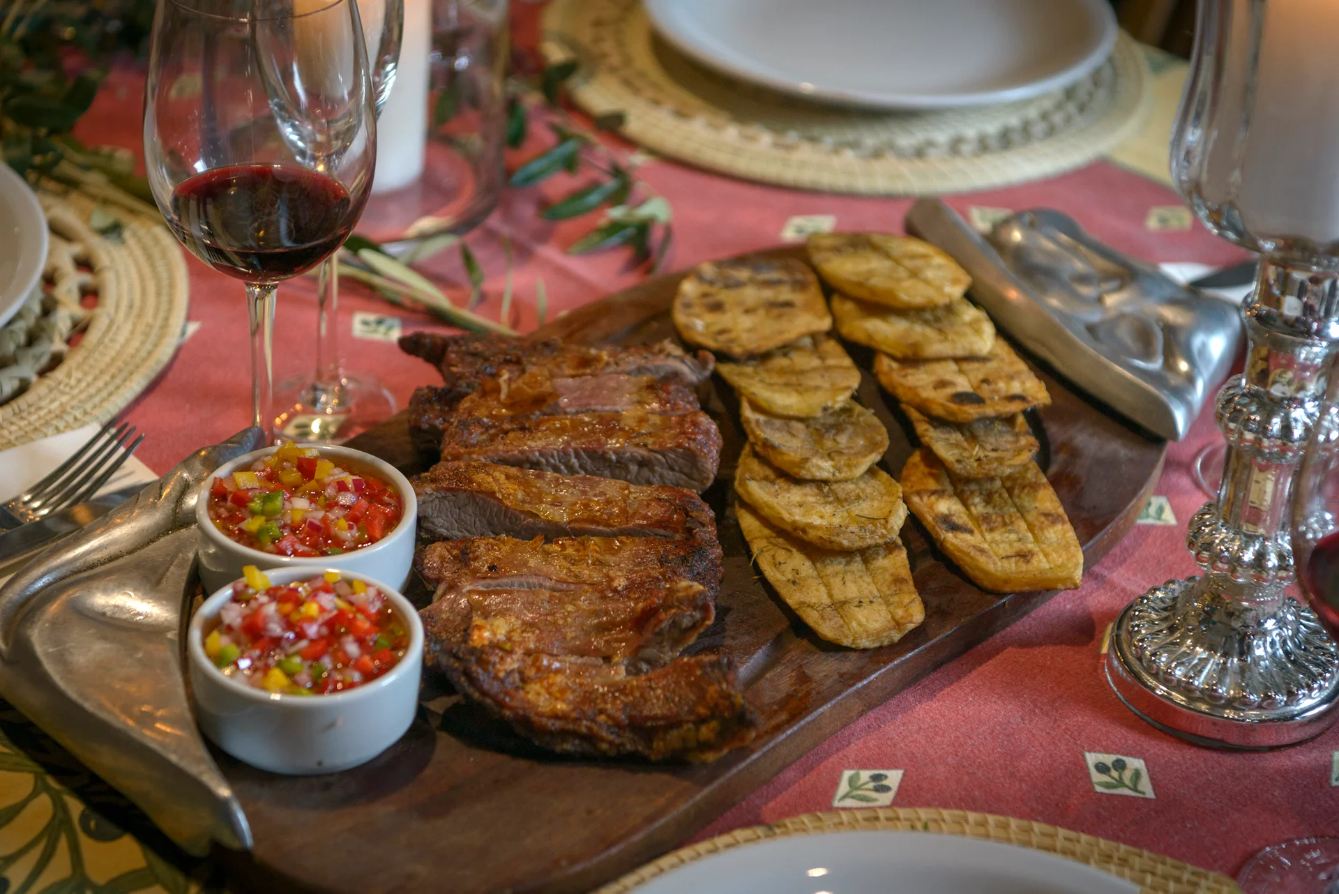 Tabla de matambre con papas asadas y salsa criolla