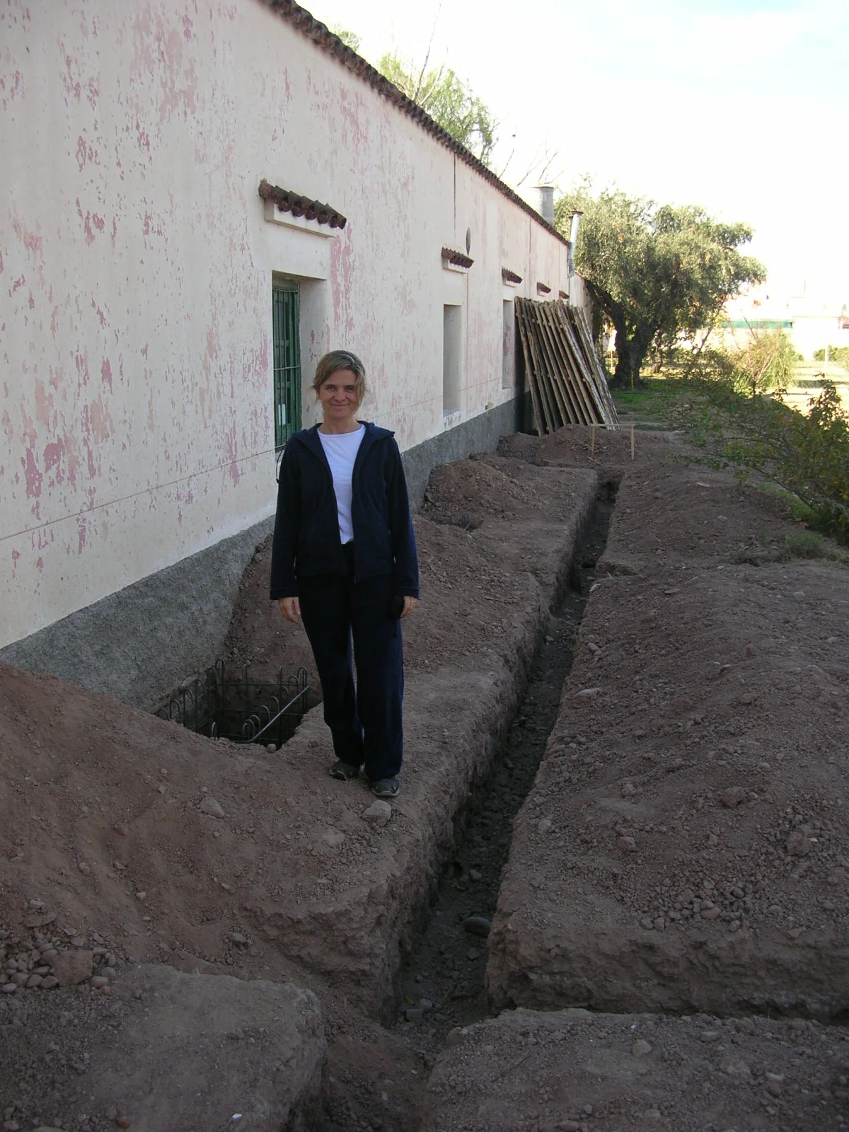 Julia junto às valas durante o início da obra.