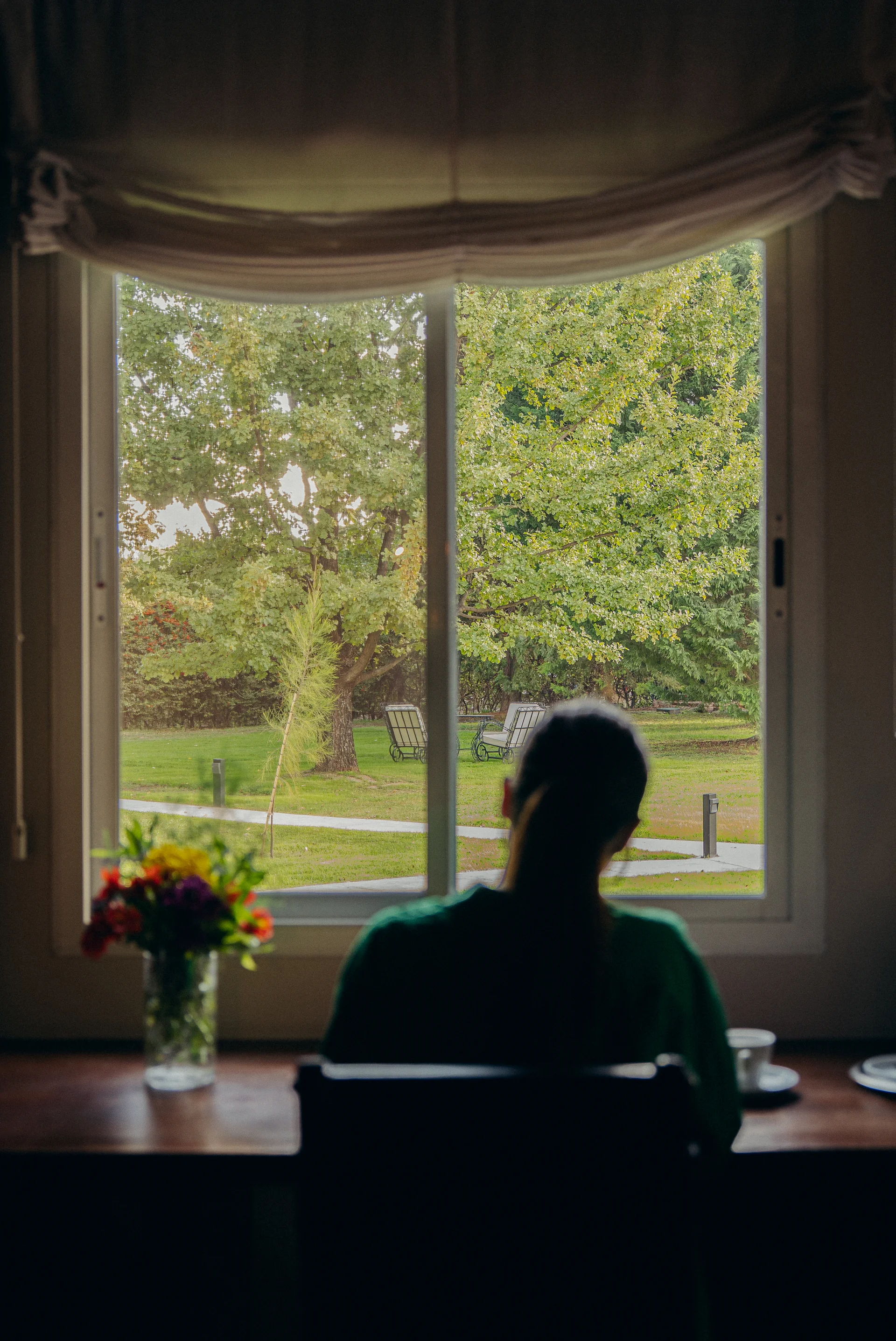 Escritorio junto a la ventana, con vista al parque