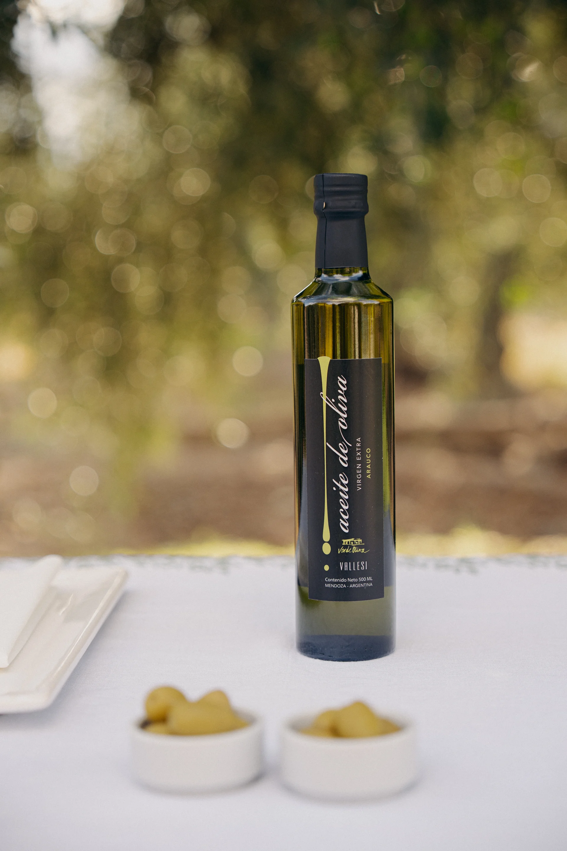 Aceite de oliva y aceitunas en el olivar