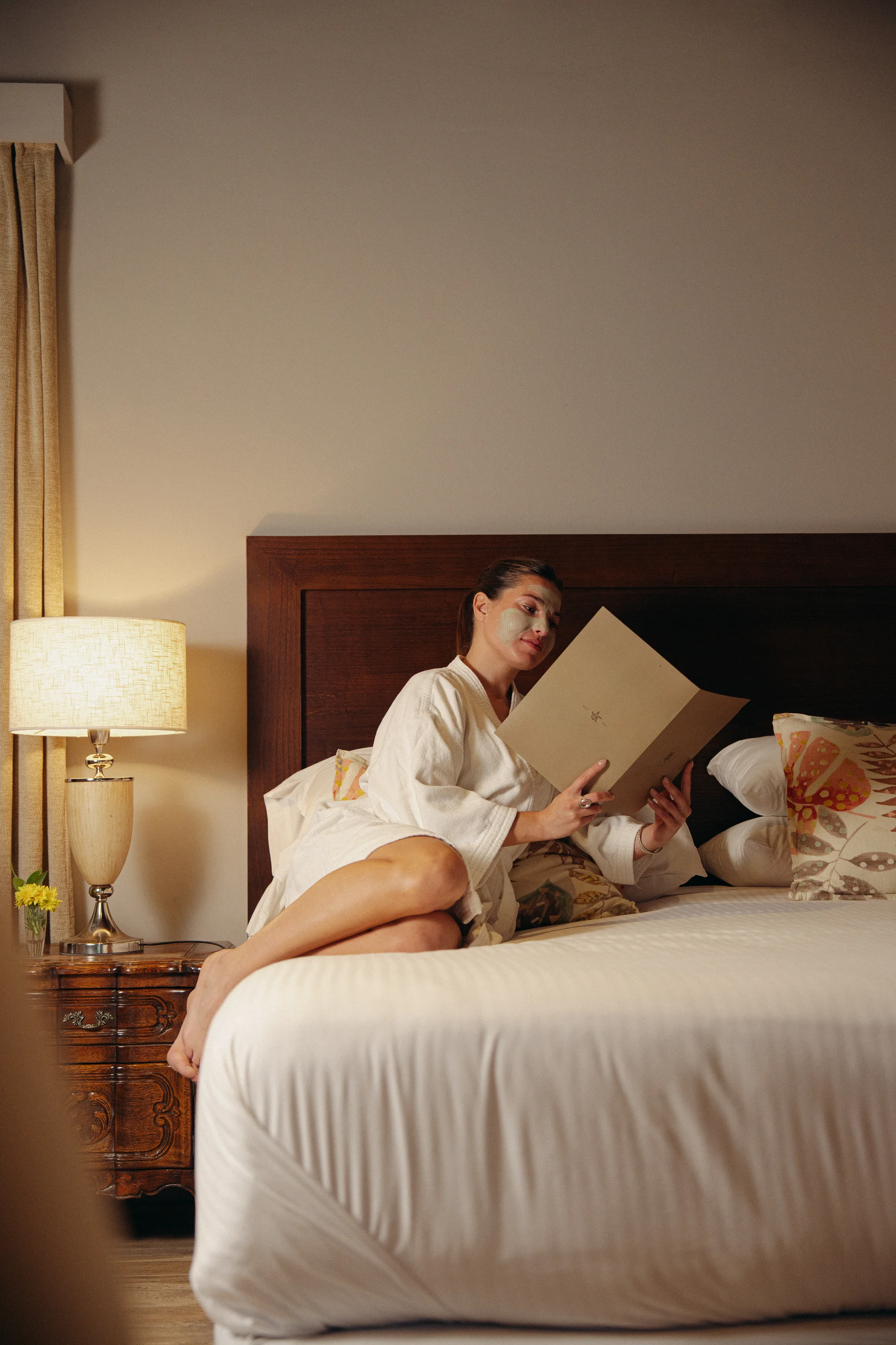Lectura en la cama del Loft Suite