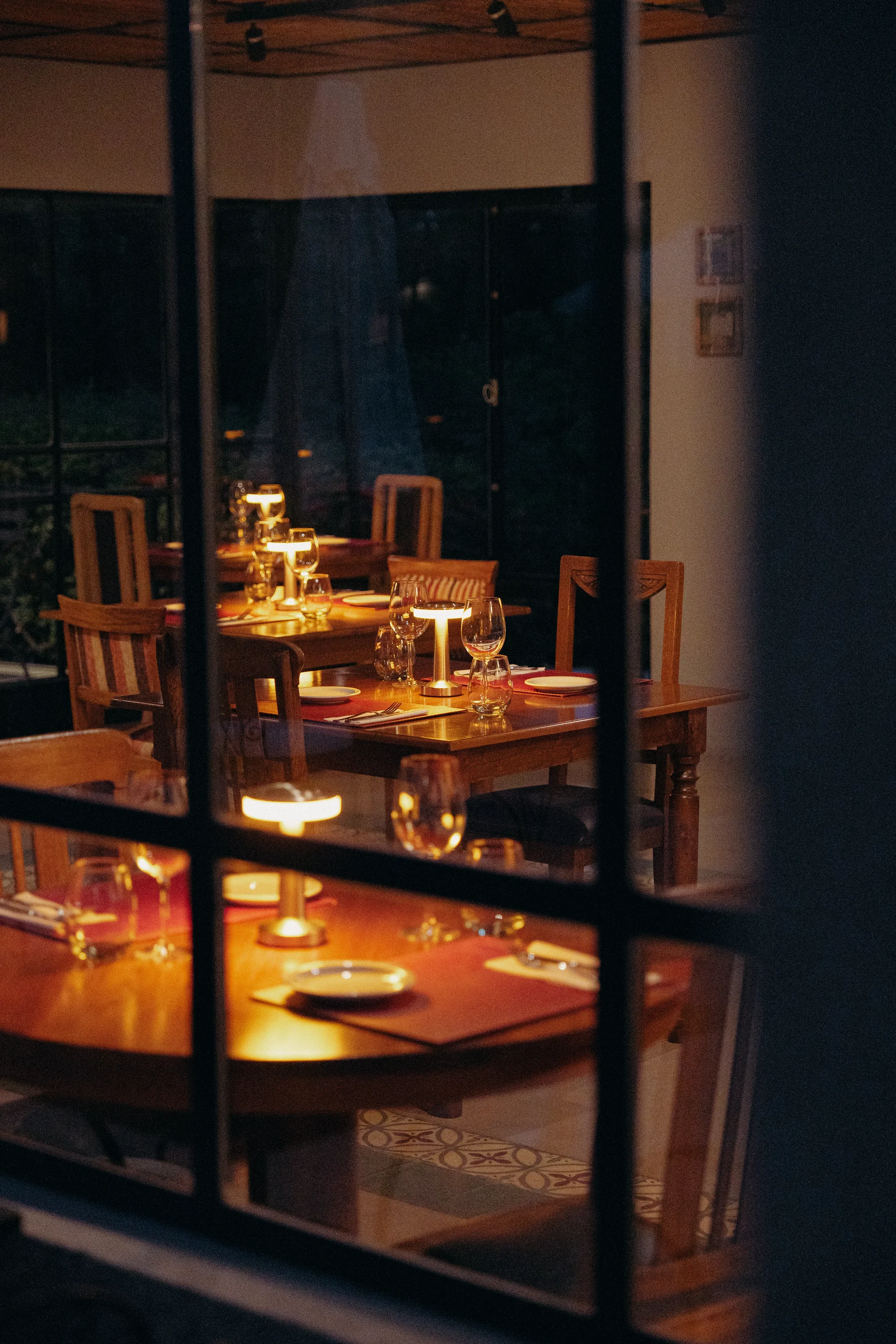 Mesas de la terraza del restaurante