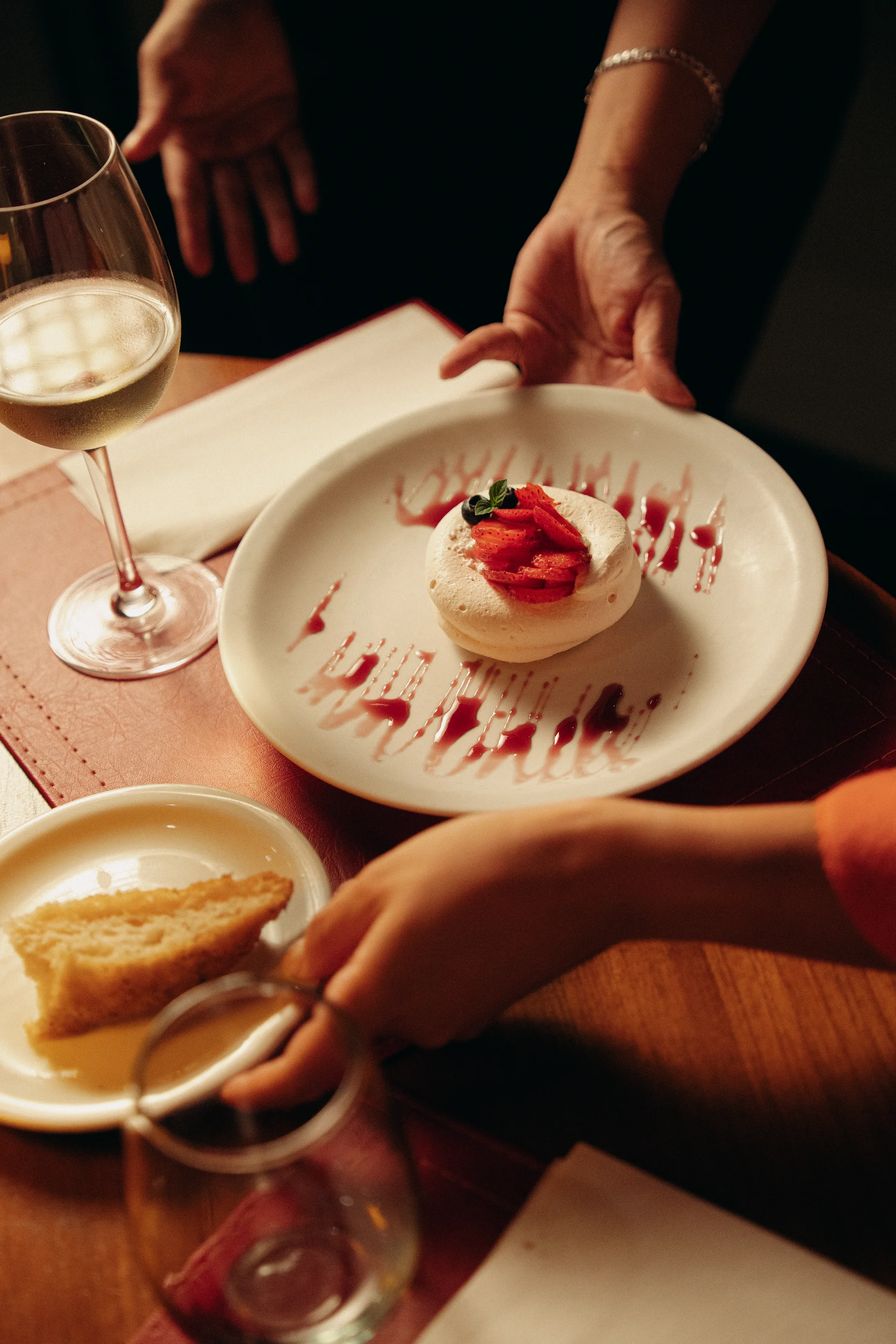 Postre de merengue y frutilla
