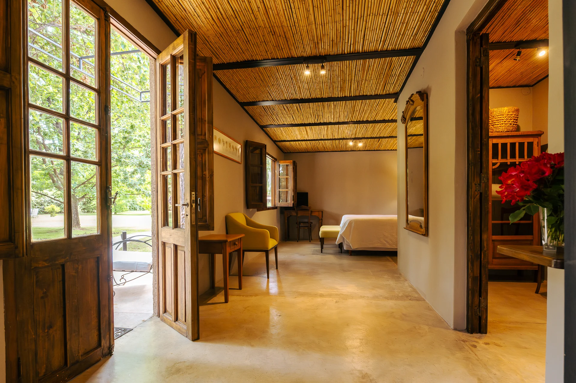 O interior da Cava Experience, com seu teto de taquara e as portas para o jardim